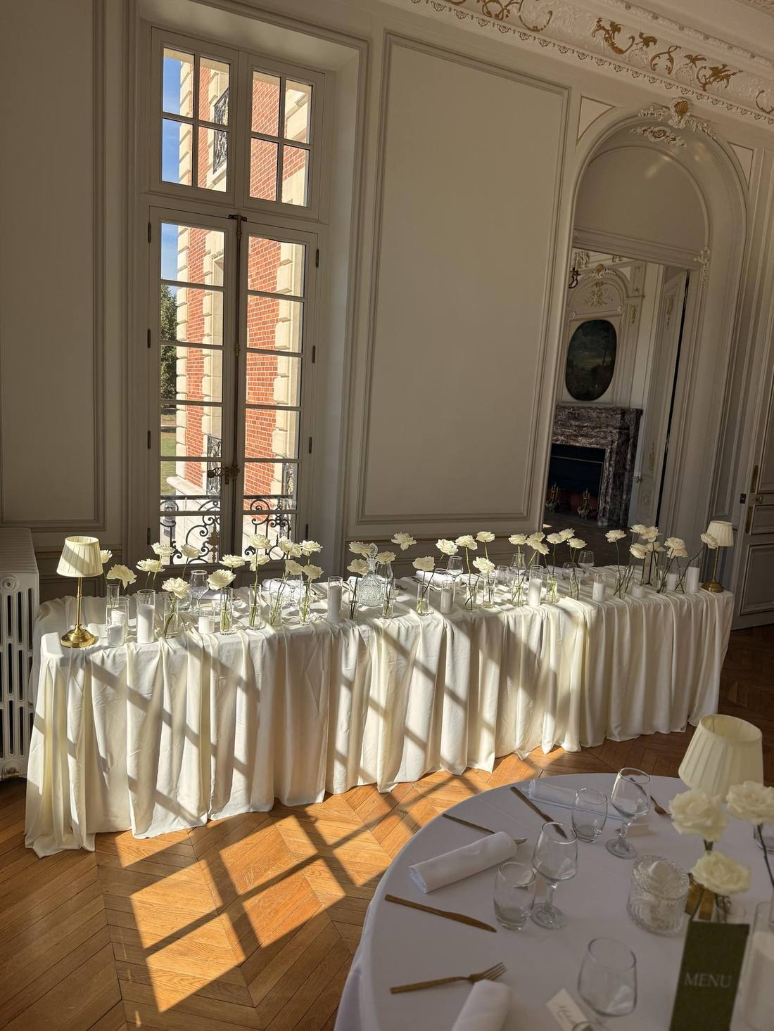 Table d'honneur, roses blanches, salon doré